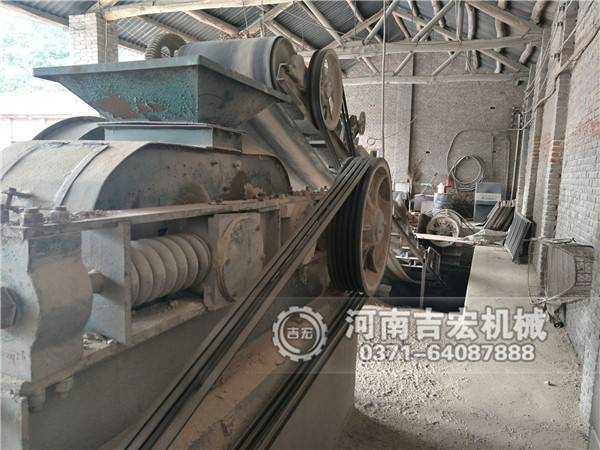 小型對(duì)輥破碎機(jī)生產(chǎn)現(xiàn)場(chǎng)