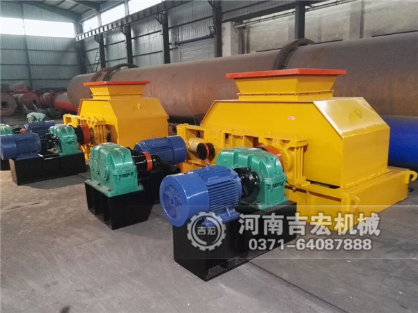 1210大型對(duì)輥破碎機(jī)發(fā)貨現(xiàn)場(chǎng)