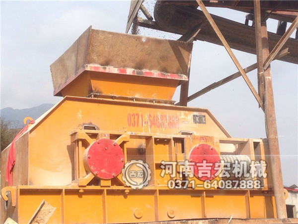 大型雙輥破碎機(jī)生產(chǎn)現(xiàn)場(chǎng)