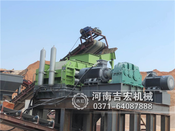 四川大型全自動(dòng)液壓對(duì)輥制砂機(jī)生產(chǎn)現(xiàn)場(chǎng)