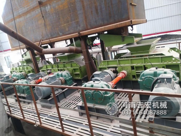 錘破易損、沖擊破過(guò)粉？方解石制砂的完美解決方案：液壓對(duì)輥制砂機(jī)！